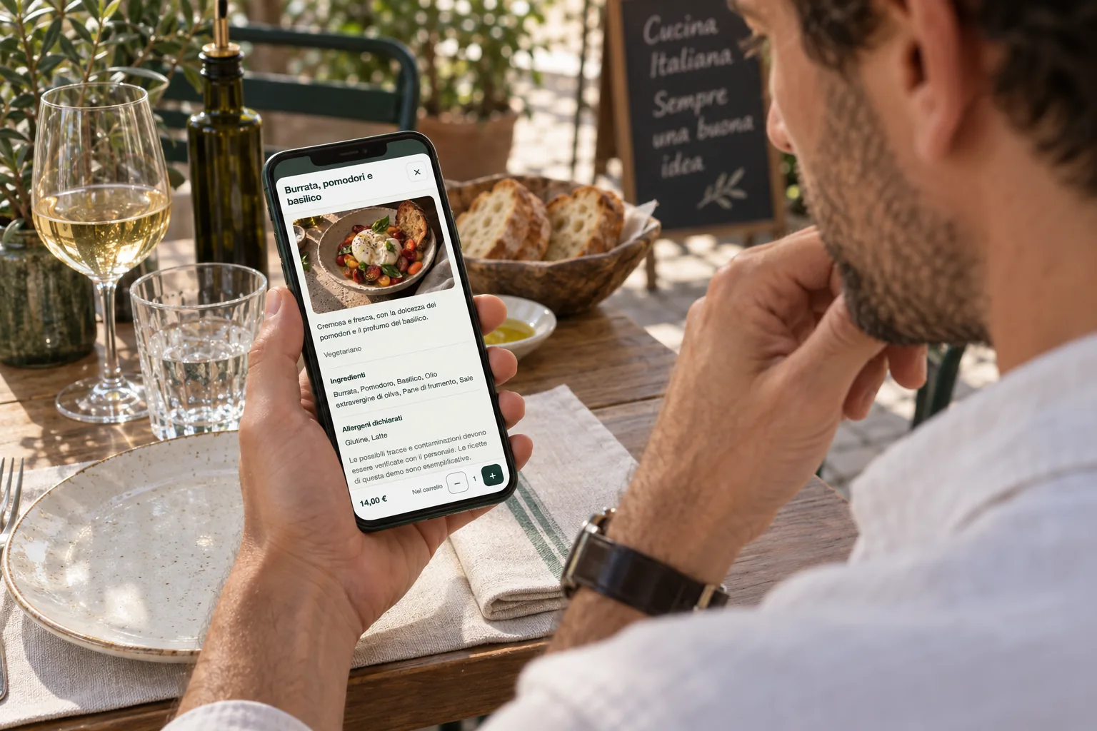 Un cliente legge la scheda della burrata con ingredienti e prezzo sul menù RistoFlow