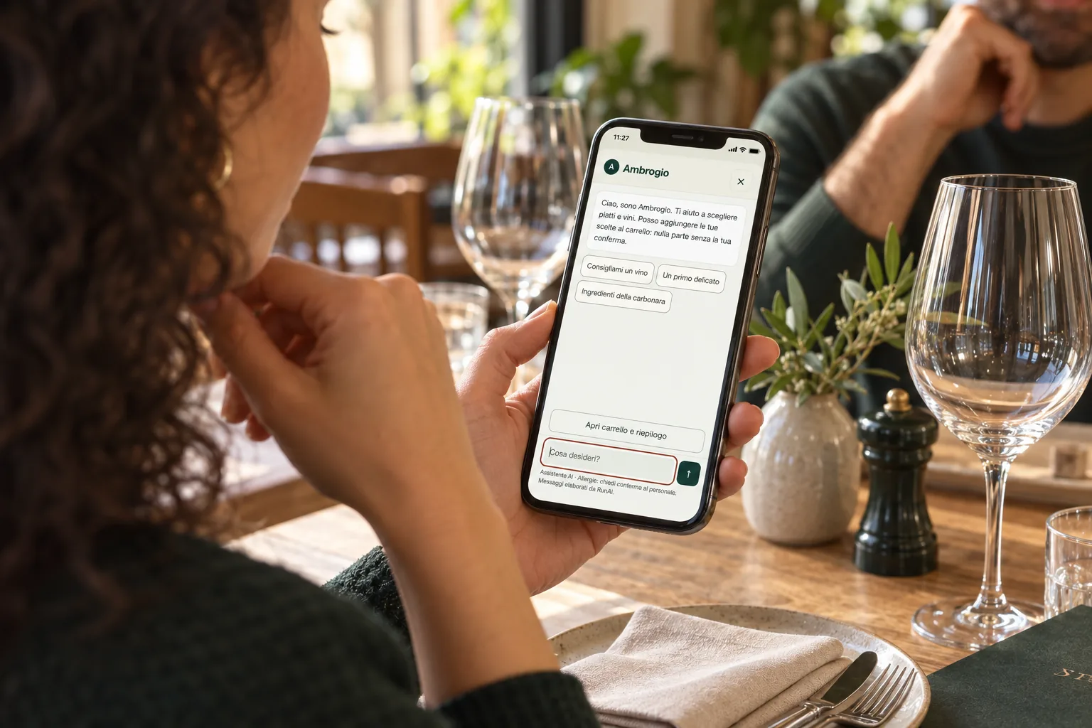 Una cliente dialoga con Ambrogio, l’assistente AI del menù RistoFlow