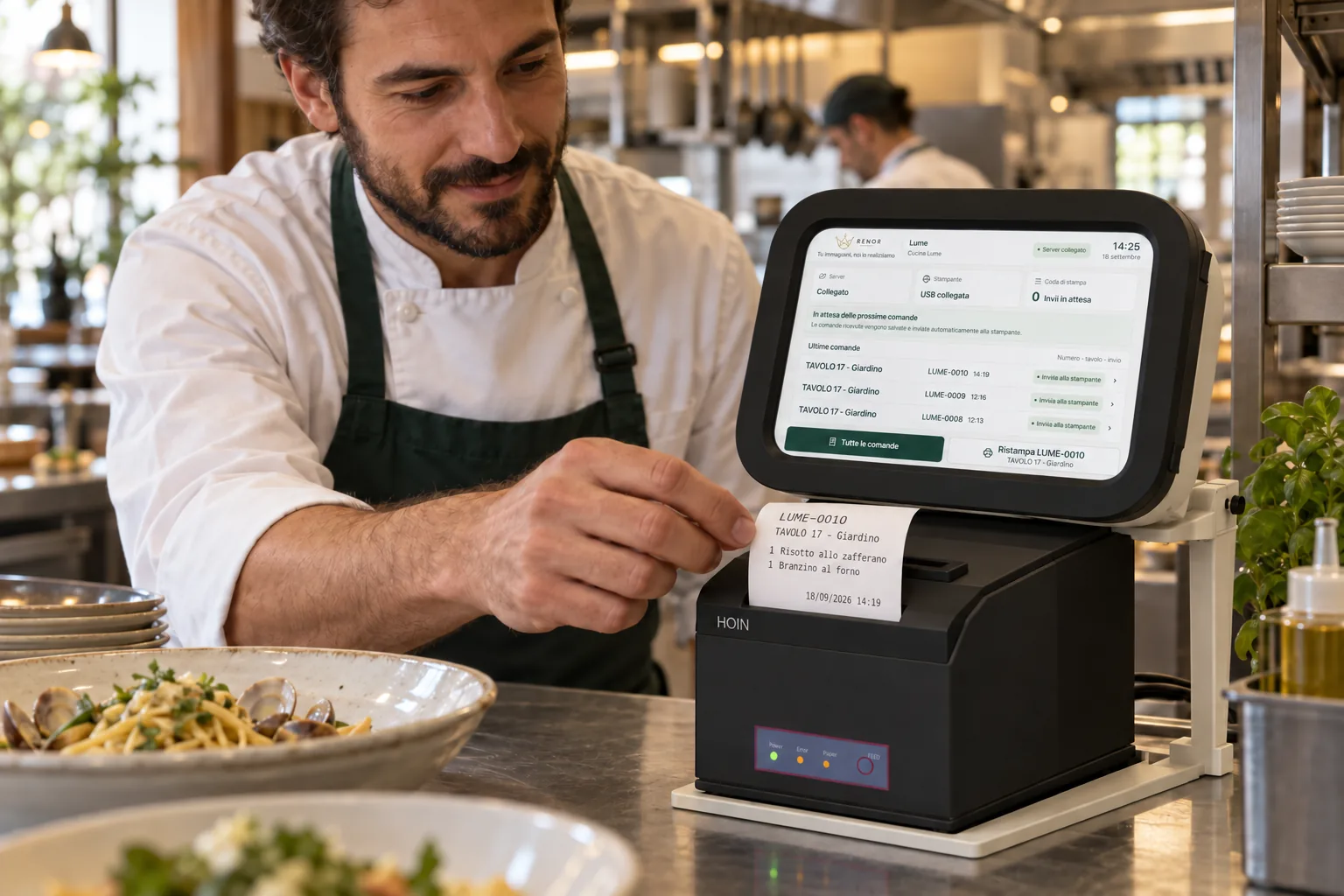 Uno chef legge la comanda sul dispositivo RistoFlow con stampante integrata
