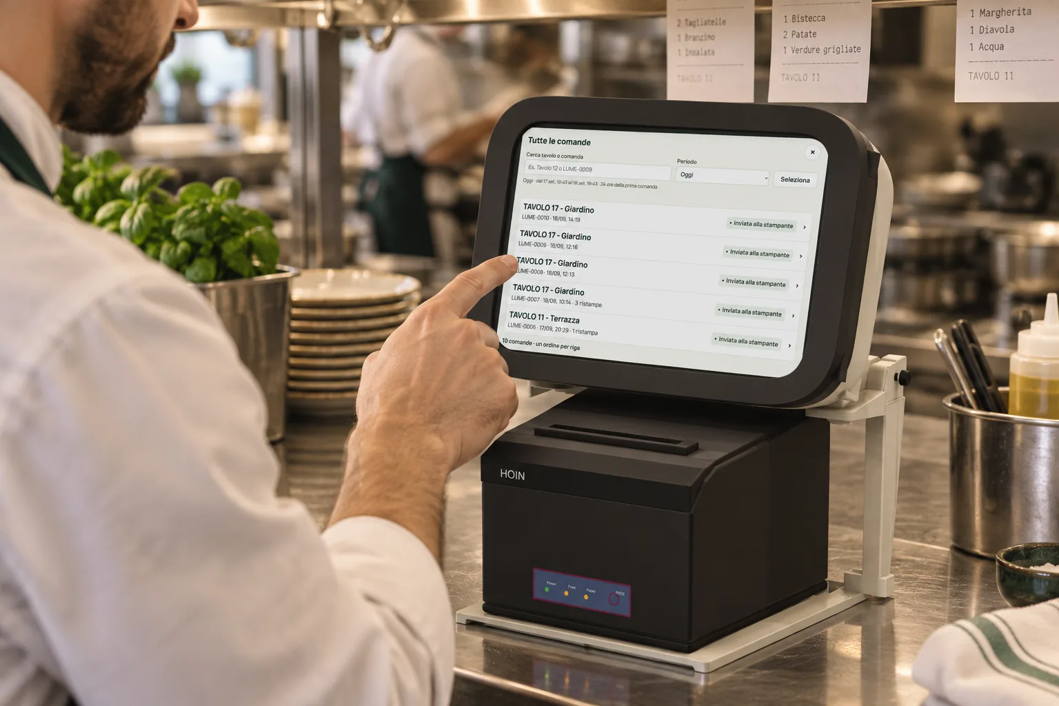 Uno chef consulta lo storico delle comande sul dispositivo RistoFlow