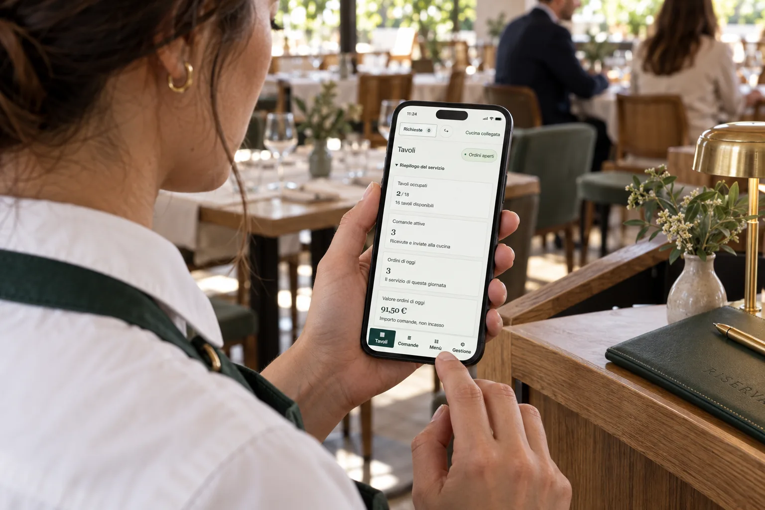 Una cameriera gestisce i tavoli dal proprio smartphone con RistoFlow
