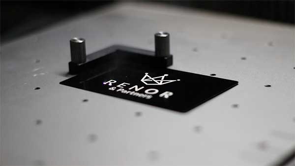 Incisione laser di precisione su metalli e polimeri