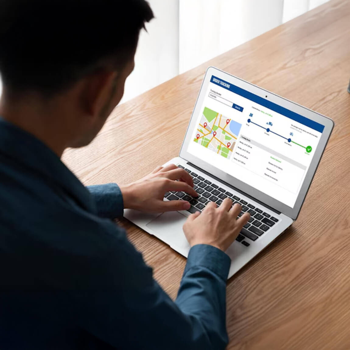 Utente che utilizza un'applicazione gestionale personalizzata su un computer portatile