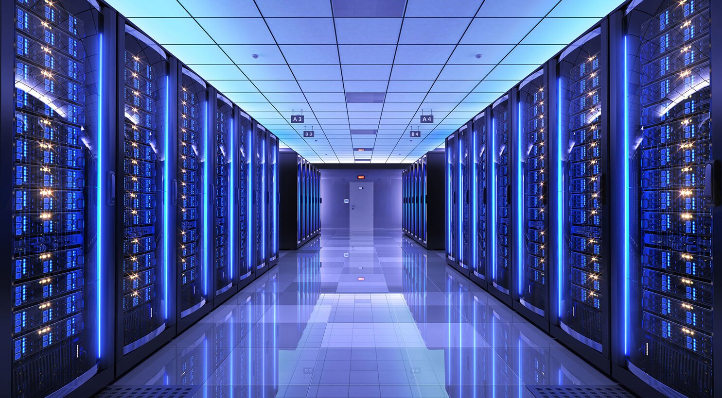 Interno di un moderno data center con file di server e infrastrutture di rete avanzate