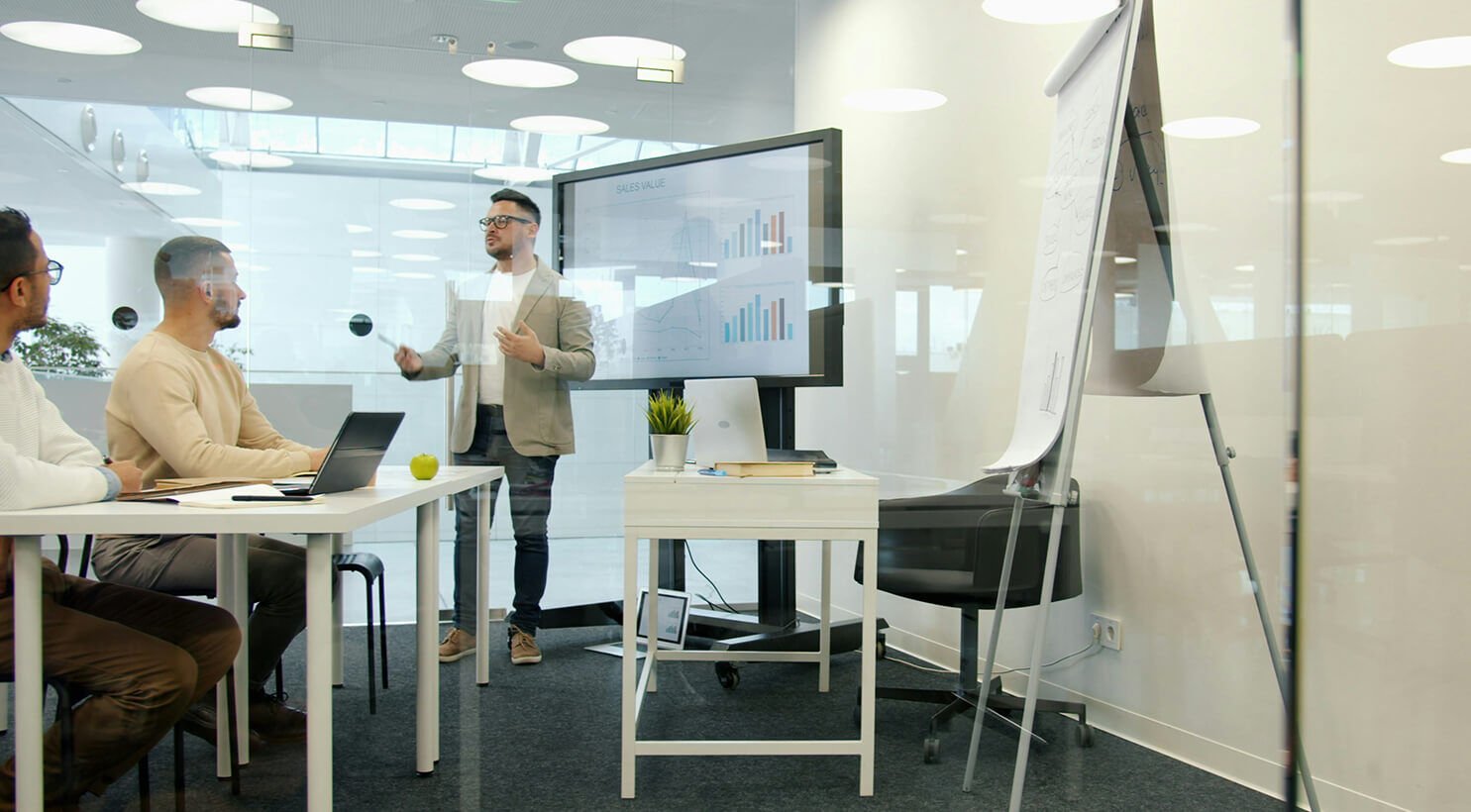 Team di professionisti in ufficio durante una sessione di brainstorming e pianificazione