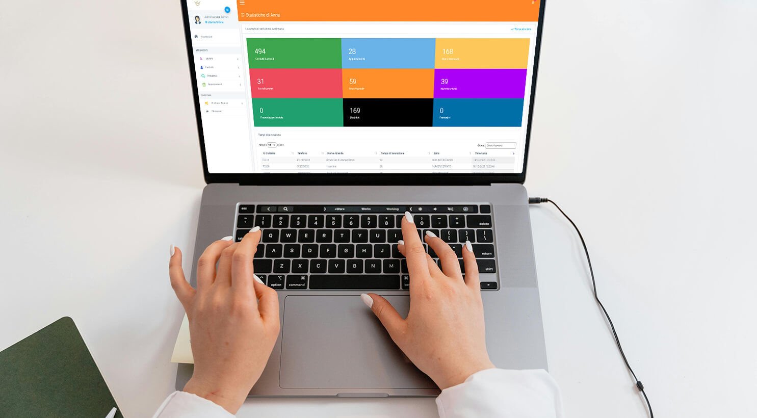 Persona che utilizza un software di gestione su un computer portatile con grafici colorati