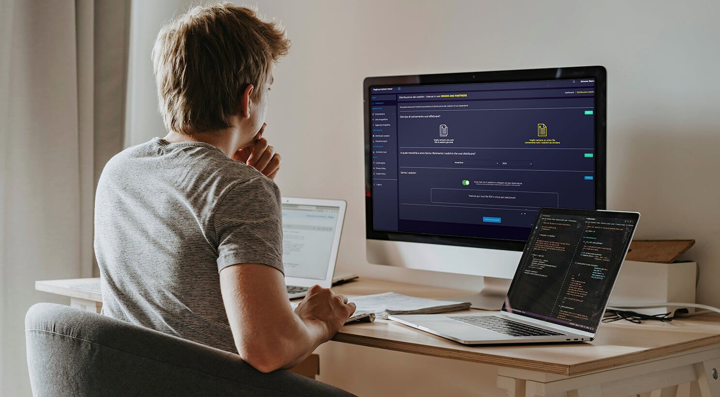 Operatore in ufficio che gestisce l'invio automatizzato dei cedolini tramite una piattaforma cloud