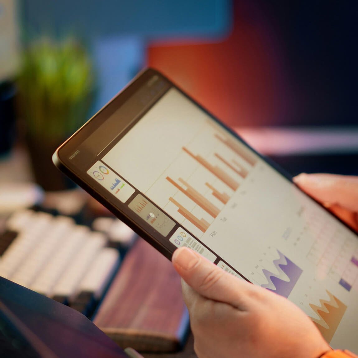 Primo piano di un tablet che mostra grafici di analisi dei costi e reportistica aziendale