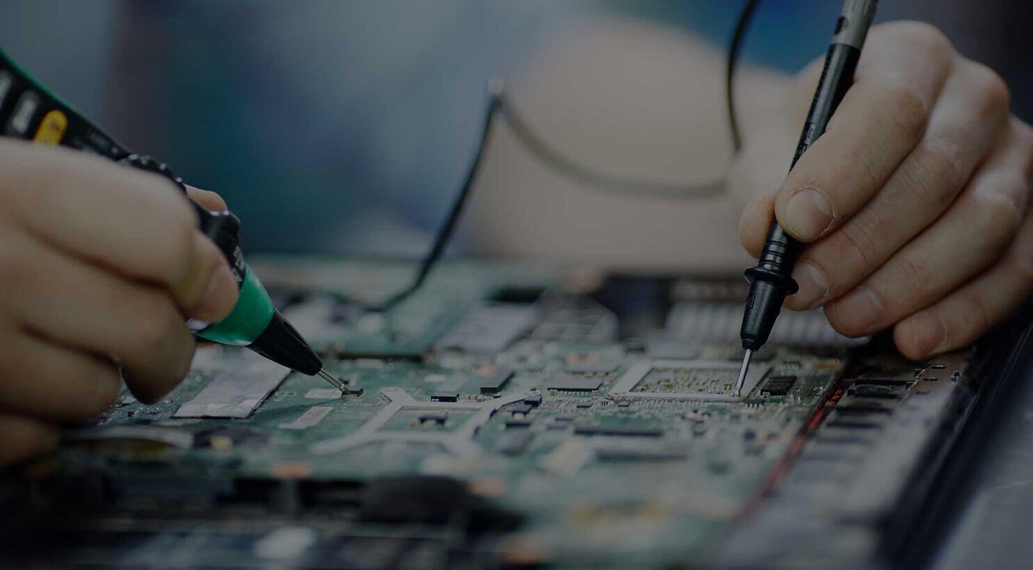 Mani di un tecnico che lavorano con precisione su un circuito stampato e componenti hardware
