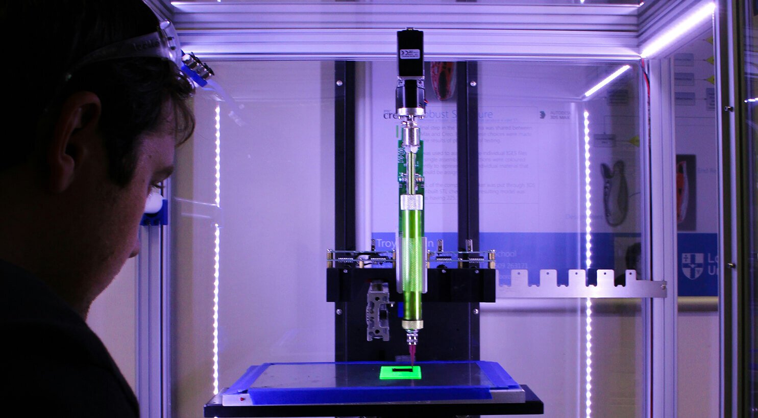 Macchina per stampa 3D a resina ad alta precisione durante la creazione di un oggetto complesso