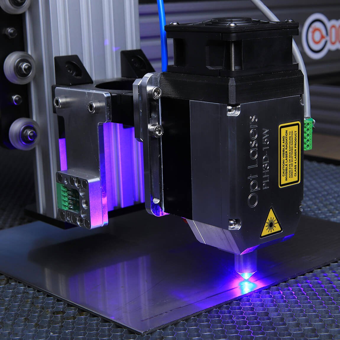 Primo piano di una testa laser a fibra durante l'incisione ad alta velocità su lastra metallica