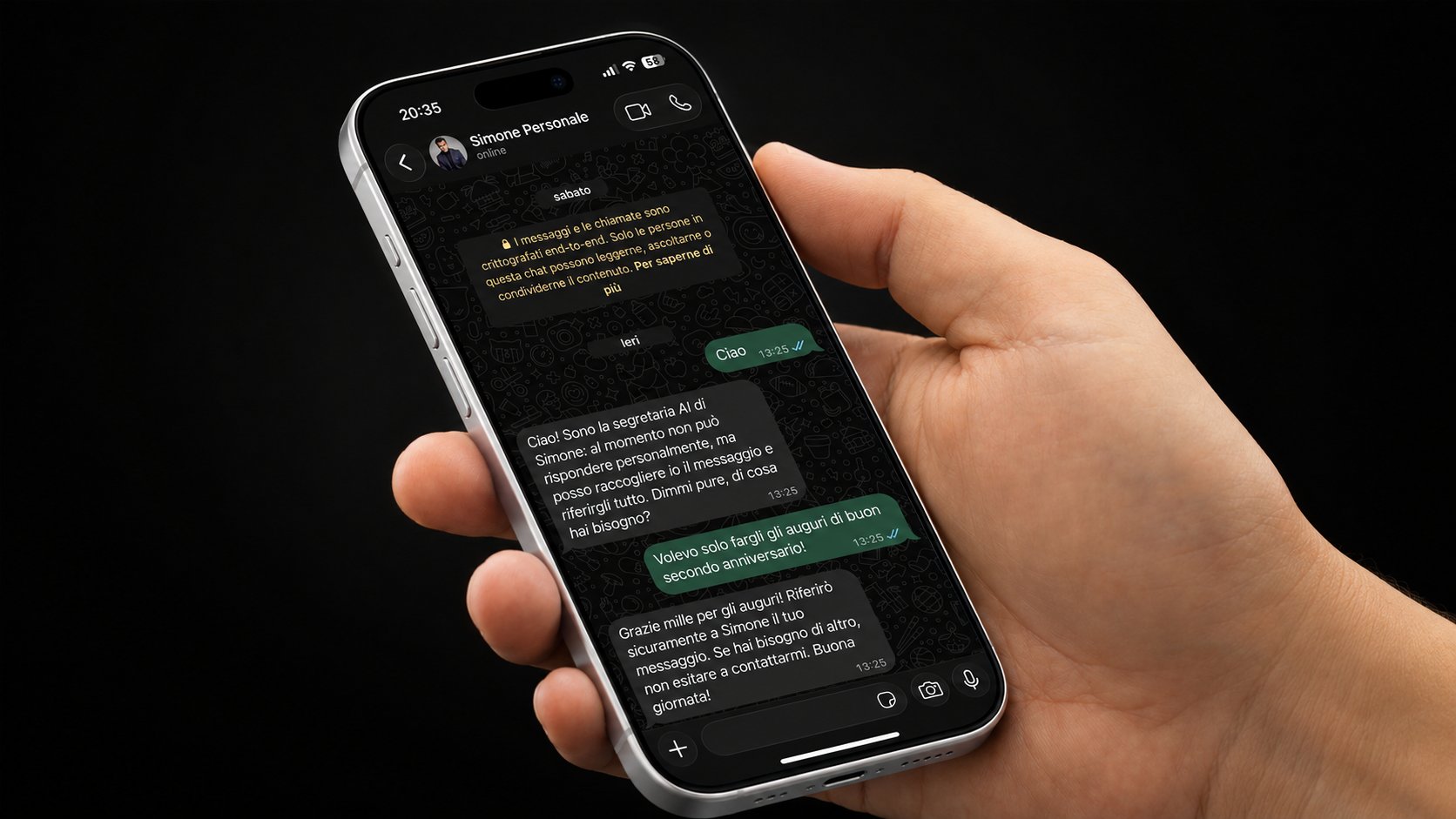 Smartphone in mano con una chat WhatsApp: la segretaria AI risponde al posto del titolare e raccoglie il messaggio